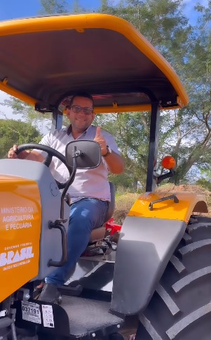 Prefeitura de Feira Grande recebe trator para auxílio aos pequenos agricultores