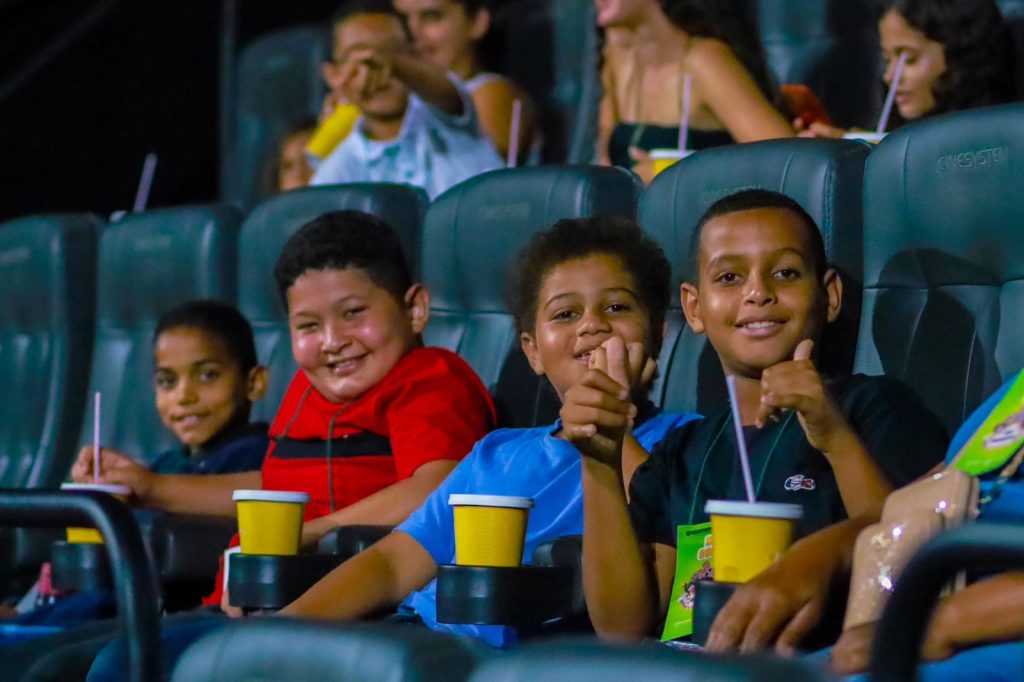 Prefeitura leva 500 crianças e adolescentes para sessão de cinema em Arapiraca