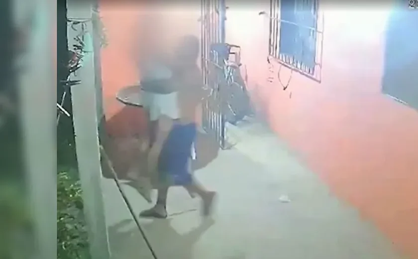 Câmera de segurança captura momento que homem invade casa de vizinha e tira ela à força nos braços