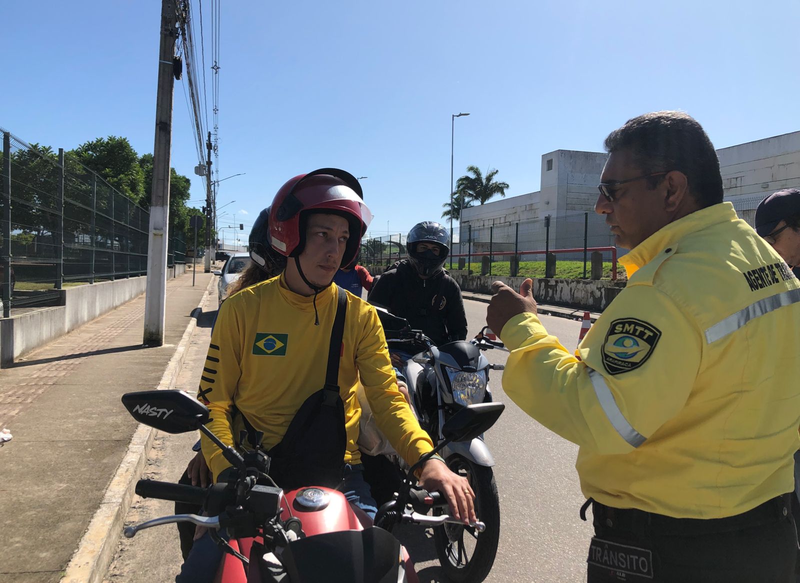 Em blitz educativa, SMTT Arapiraca orienta motociclistas sobre o uso do celular