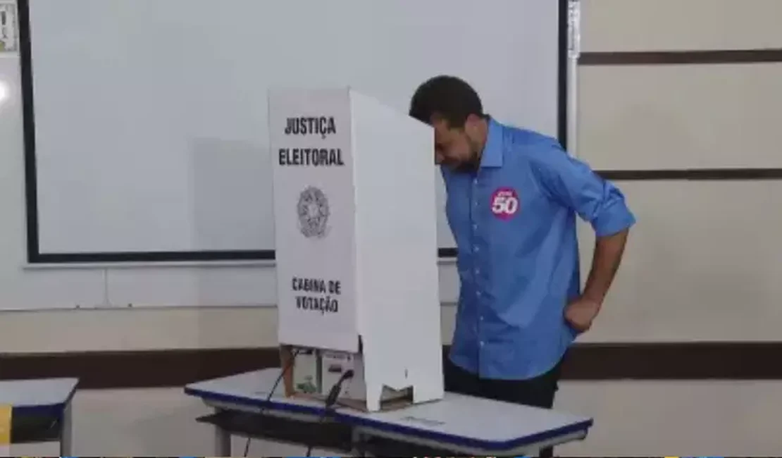 Guilherme Boulos vota no segundo turno, acompanhado da vice e ministros