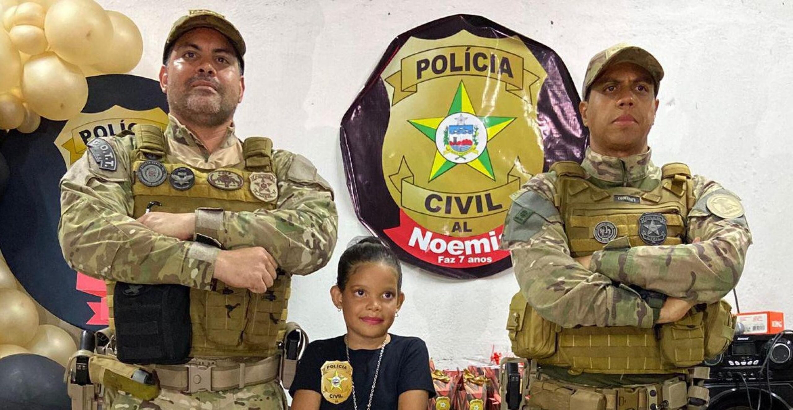 Policiais civis participam de aniversário de menina que sonha em ser delegada