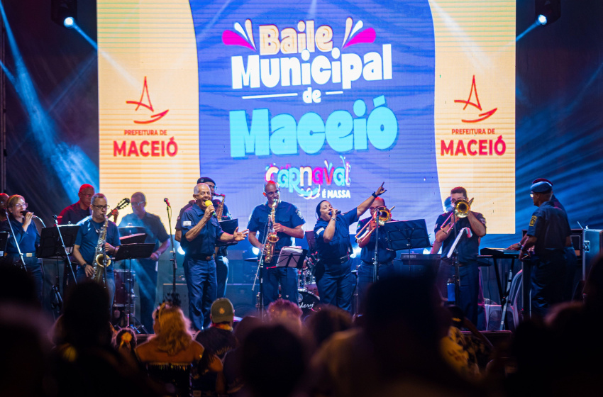 Baile Municipal resgata tradição e anima foliões na Praça Dois Leões