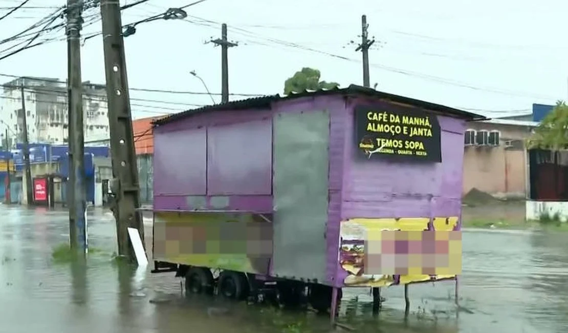 Duas pessoas morrem eletrocutadas em avenida alagada por chuva no Recife