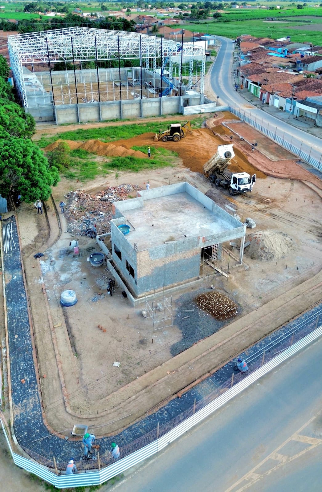Com ajuda de Daniel Barbosa, prefeito Luciano constrói complexo poliesportivo e centro de convívio social em Bananeiras