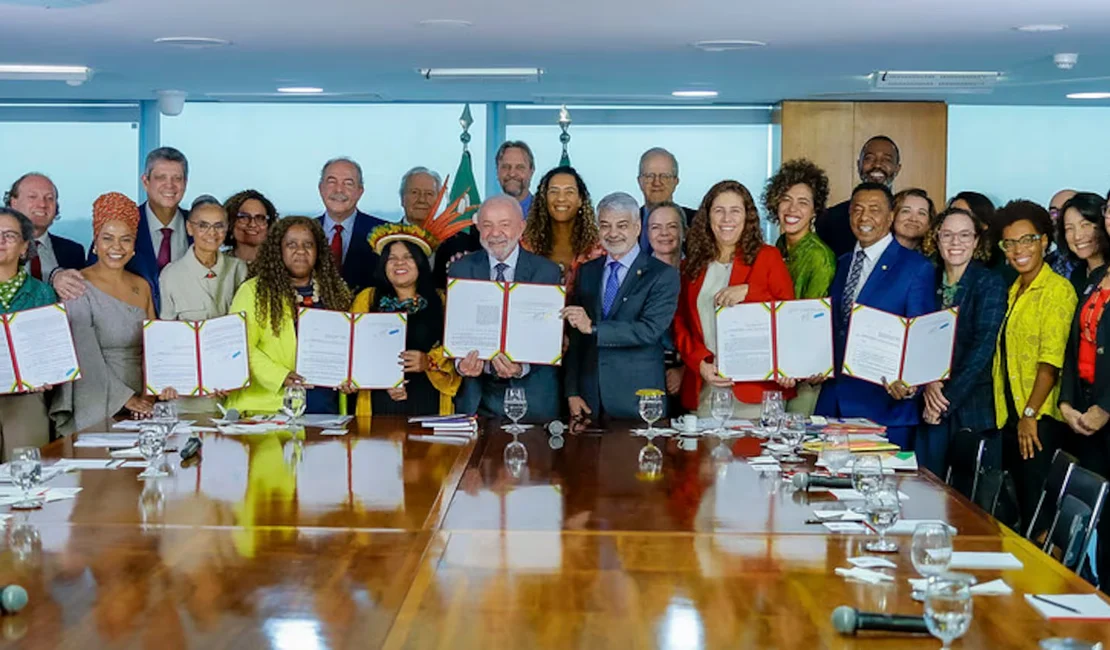 Lula sanciona lei que reserva 30% de vagas de concurso a negros, indígenas e quilombolas