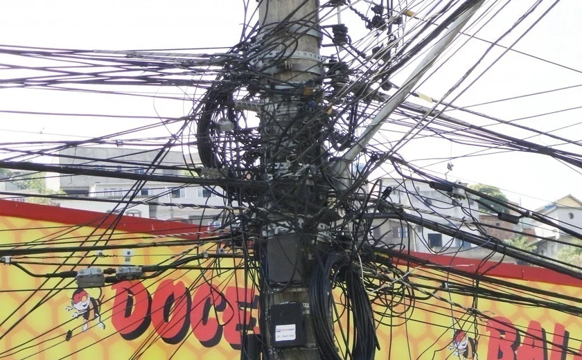 Aprovado projeto que obriga retirada de fios inservíveis dos postes em Alagoas