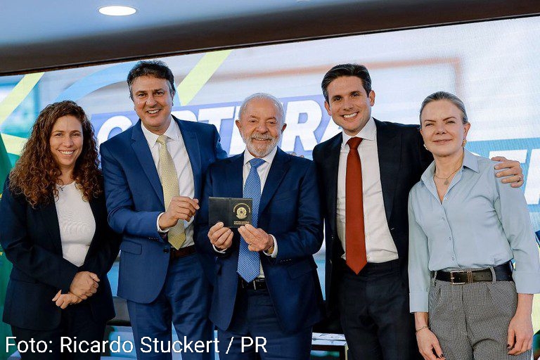 Lula lança Carteira Nacional Docente e anuncia premiação para 100 mil professores no Dia dos Professores