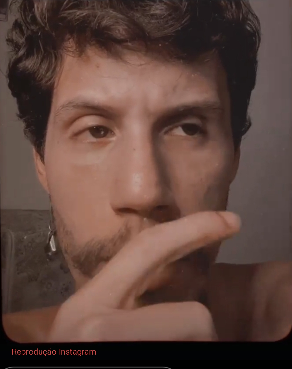 As crônicas bem-humoradas de Felipe De Vas revelam um artista que domina a ironia local