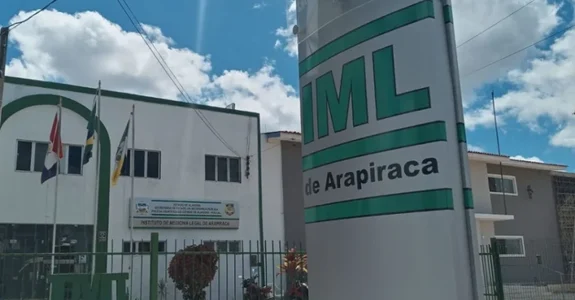 Homem é encontrado morto dentro de casa após vizinhos sentirem mau cheiro em Arapiraca