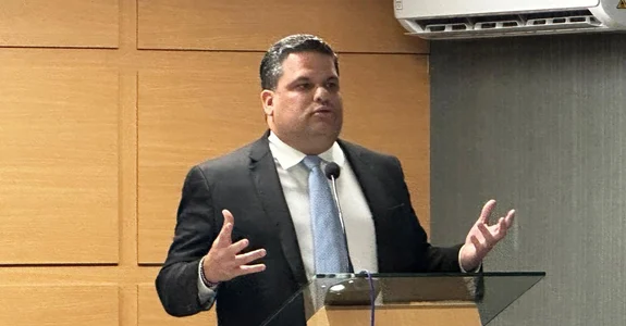 Após revogação da prisão, Thiago ML retorna ao plenário e diz que foi alvo de “distorção da verdade”