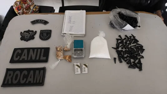 Polícia apreende grande quantidade de drogas após denúncia no bairro Manoel Teles, em Arapiraca