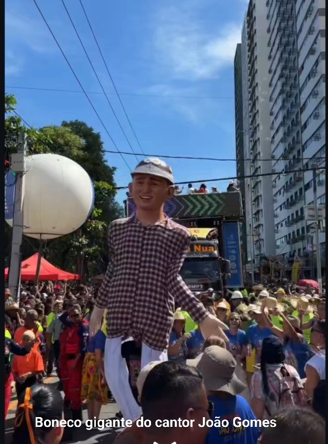 Multidão toma a Rua da Aurora e marca estreia da Drilha de São João Gomes no Recife